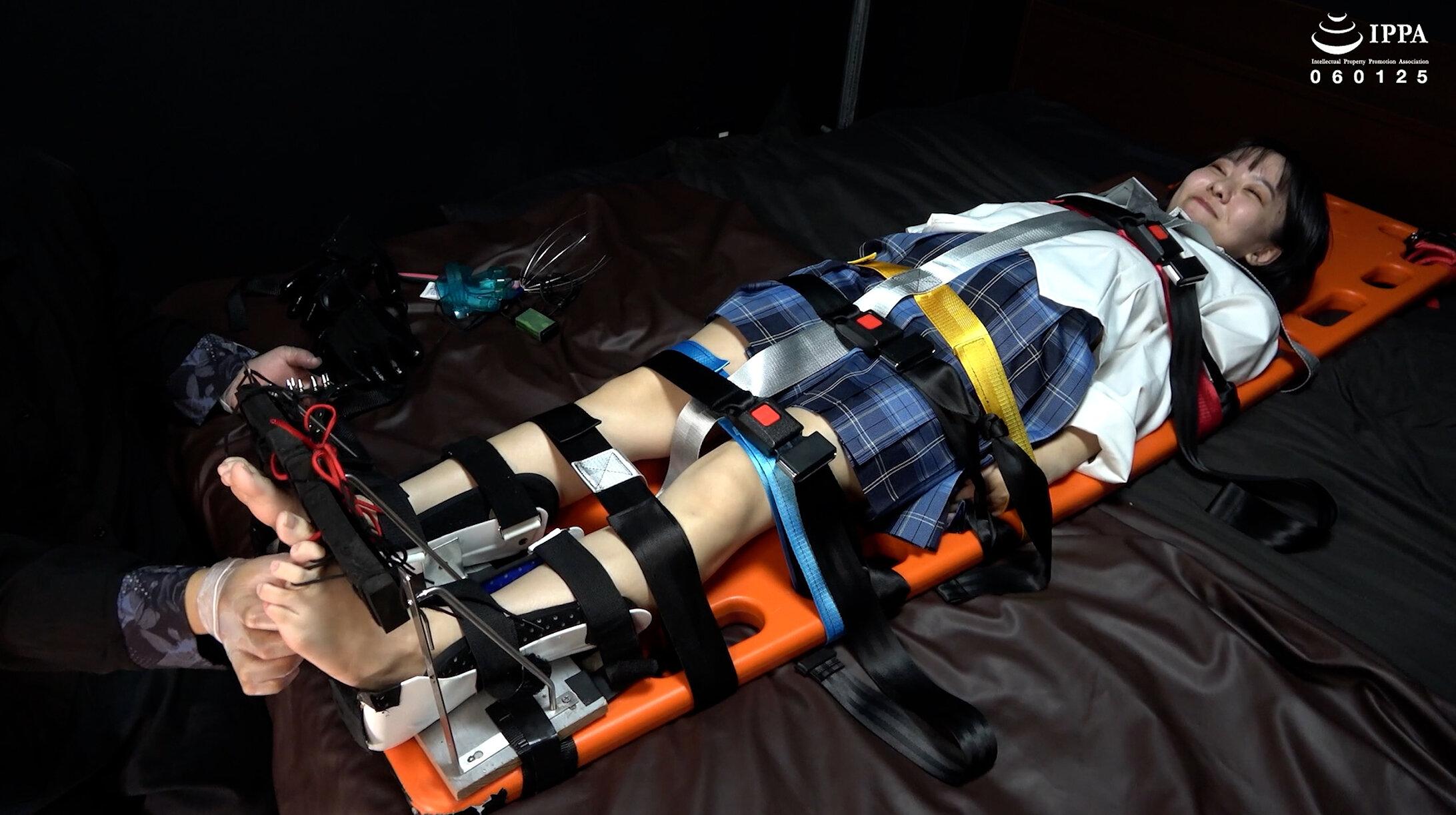 【足裏】「制服のまりちゃんに足枷拘束くすぐりで足裏開発！」WAKA-087加護まり 3