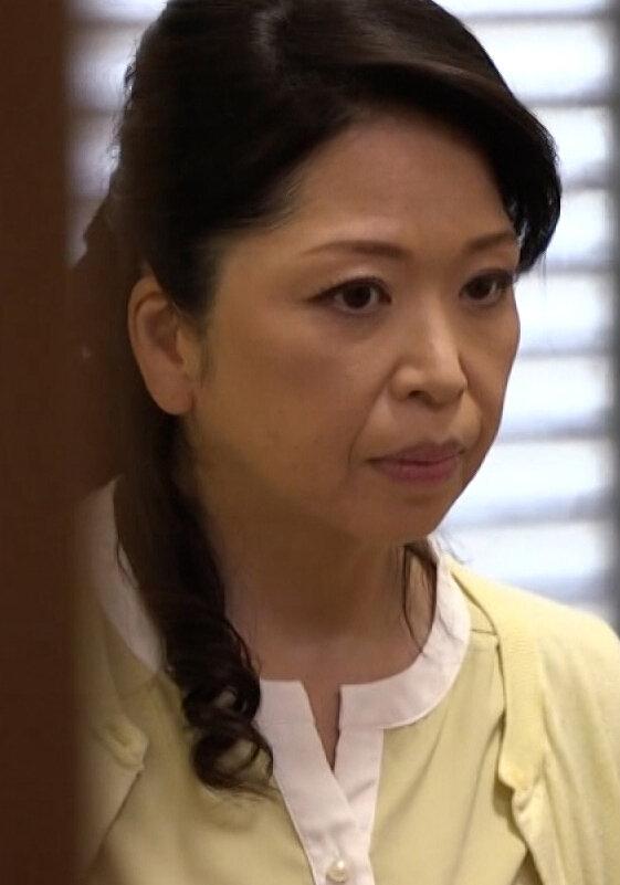 娘夫婦の熱いSEXを目撃してしまった義母は耐えかねてオナニーに耽っていると…「欲求不満なら僕が満たしてあげますよ」娘婿と美しき義母との禁断のSEX