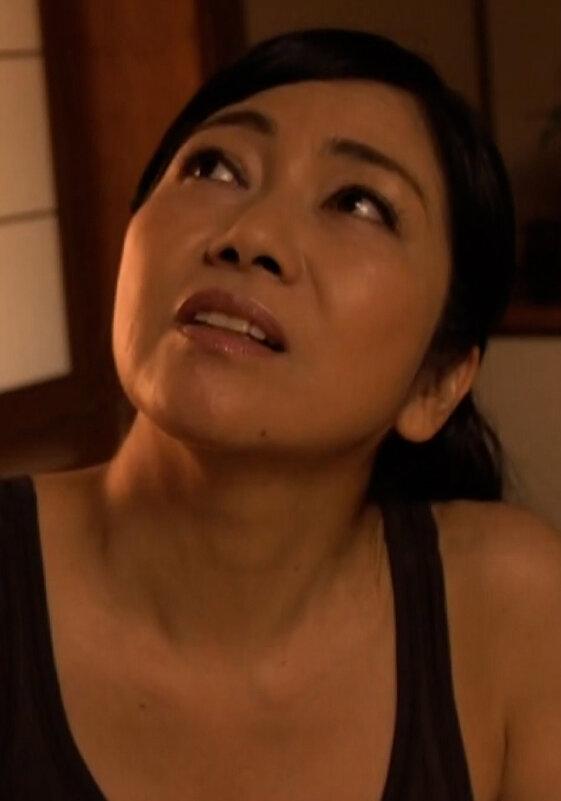 昼下がりの居間で母の不倫現場を目撃した愚息の肉棒は勃起し…目の前の男根にしゃぶりつく淫乱母さんとの禁断SEX！