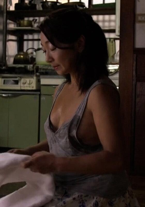 年頃の愚息の前で無防備なノーブラ母さんがチラ見せする乳首がエロすぎて発情！暴走する愚息と禁断の肉欲交尾！