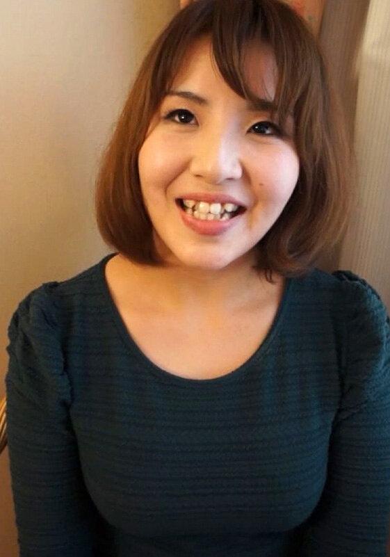 キュートな関西弁の恥ずかしがり屋の奥様降臨、不倫に憧れているが実際には怖くてできないという。セックスでGカップをいつも自慰の道具にしているという