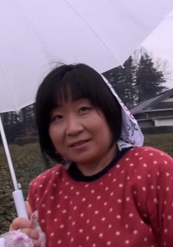 茶畑で農作業中の地味な熟女！密かに欲求不満を募らせAV撮影に応募。恥ずかしさと快感が交差する本能丸出し淫乱中出しSEX！