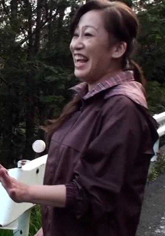 田舎町の綺麗な奥さんをインタビューとナンパして車に誘い迫ってみると…昔を思い出して甘く悶える欲求不満奥さんと野外カーセックス！