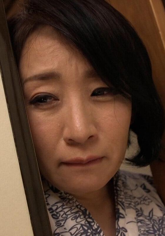 娘夫婦の営みを偶然覗いてしまった義母が抑え切れない欲望に負け禁断の情事へと堕ちて行く…。