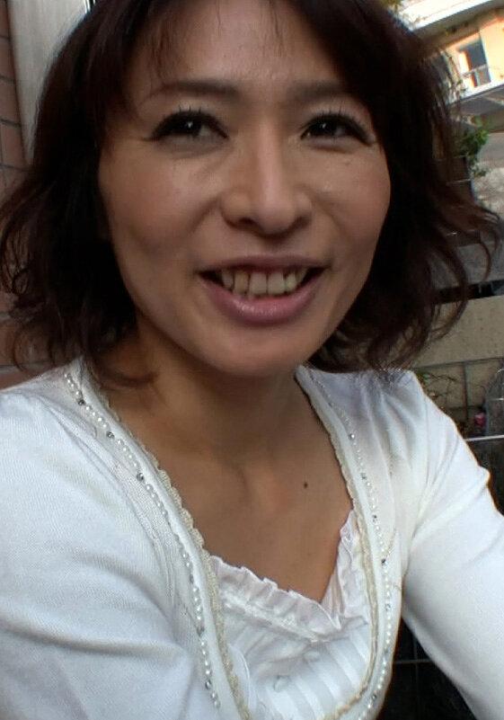 小ぶりな乳房にデカ乳首、淫靡な剛毛、可愛い顔立ちから想像できない下品な肉体！旦那さんの肉棒しか知らない美熟女が淫乱開花の変態SEXにハマる！