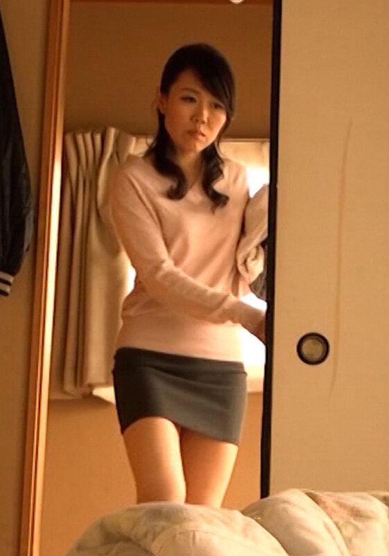 台所で野菜オナニーをする性欲旺盛な熟女は若くて硬い肉棒に跨り禁断の肉欲SEXの沼にハマる！