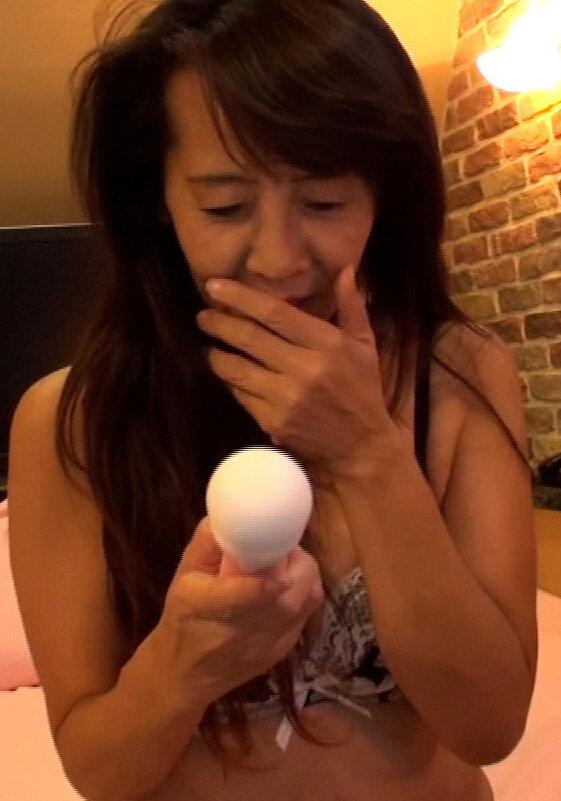 剛毛スレンダー熟女の淫乱開花の中出しSEX！電マで快楽に溺れ、男優の肉棒をのみ込む股間！ゆったりとそして激しいピストンに絶頂中出しイキ！