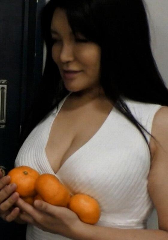 セクシー衣装でお裾分けのお隣の痴女奥さん。パンティ丸見えに勃起男根を見られ玄関先でザーメン搾り取られる淫乱性交！