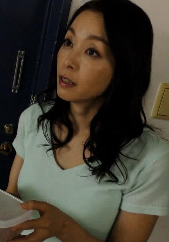 いつもきれいなお隣のスレンダー美熟女に勃起男根を見られてしまい…優しく処理してくれた淫乱痴女SEX！