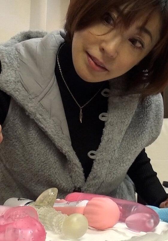 ドリンクのお試しに訪れた熟女さんは部屋に置かれた大人のおもちゃに興味津々！電マオナニーで気持ちよくなって他人棒にすがりつき絶頂中出しイキ！