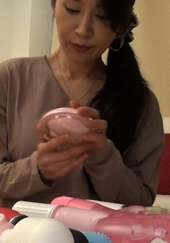 ドリンクのお試しに訪れた部屋に置かれた大人のおもちゃに興味津々の熟女さん！ひとりになった部屋でこっそりバイブオナニー！そのまま他人棒で淫乱中出しSEX！
