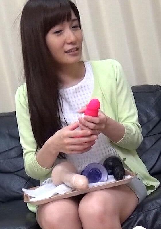 街で暇するミニスカ若妻さんをアンケートと称してナンパ！大人のおもちゃのモニターをお願いすると…ディルドオナニーにハマってしまった若妻さんは他人棒に絶頂イキ！