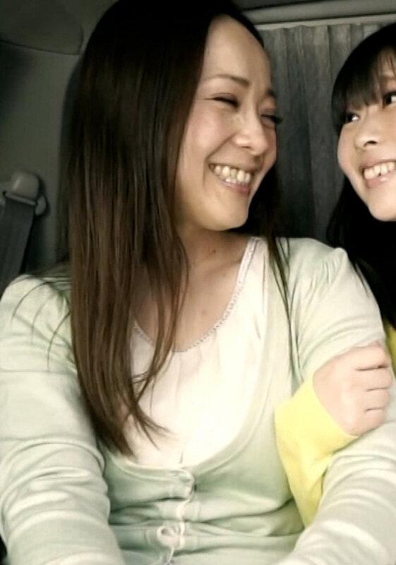 仲良し母娘にインタビュー！娘の前でエッチな行為に流されエスカレートする欲求不満の熟女ママ！娘に見せられない痴態を晒す淫乱ママ！