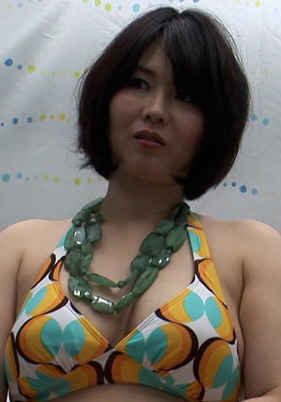 街で見掛けた綺麗な母娘にインタビュー！なし崩し的なボディタッチに娘の前と言うのも忘れて感じてしまう熟女ママをホテルに持ち帰り嵌めまくりました！