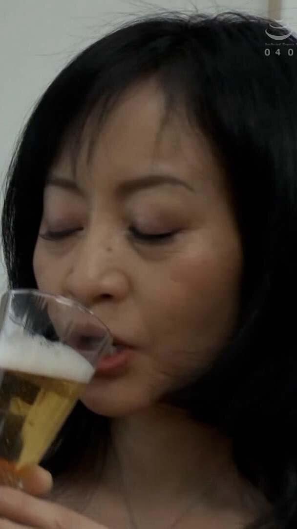 借金返済の為と妻を差し出す失業中の夫！何も知らない妻は相手の策略に快楽狂いの淫乱堕ち！いくらハメてもおさまらない性欲に連続ナマ中出し！