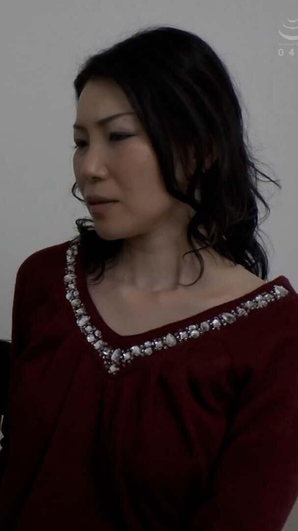 深夜に旦那を送って来てくれた部長に…夫がリストラ！？カラダを捧げる献身妻が次第に感じてしまい淫欲爆発中出しSEX！