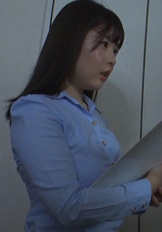 素行の悪い隣人に嘆願書を渡しに行くと…流され肉棒を咥えさせられる若妻！抗えず背徳の不倫性交の虜となりイキ狂う若妻！