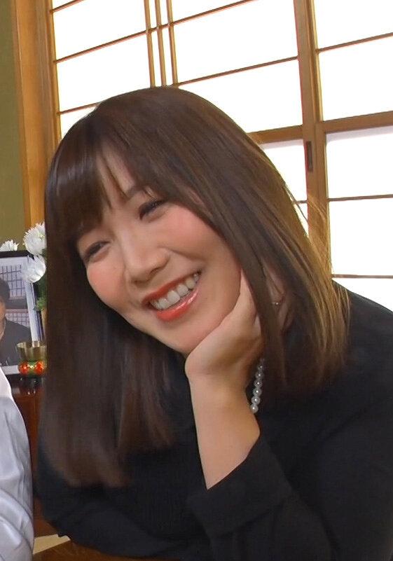 夫が亡くなり早1年、一周忌の夜に訪れた義理の弟に抱かれ遺影の前でイキまくる美しき未亡人。