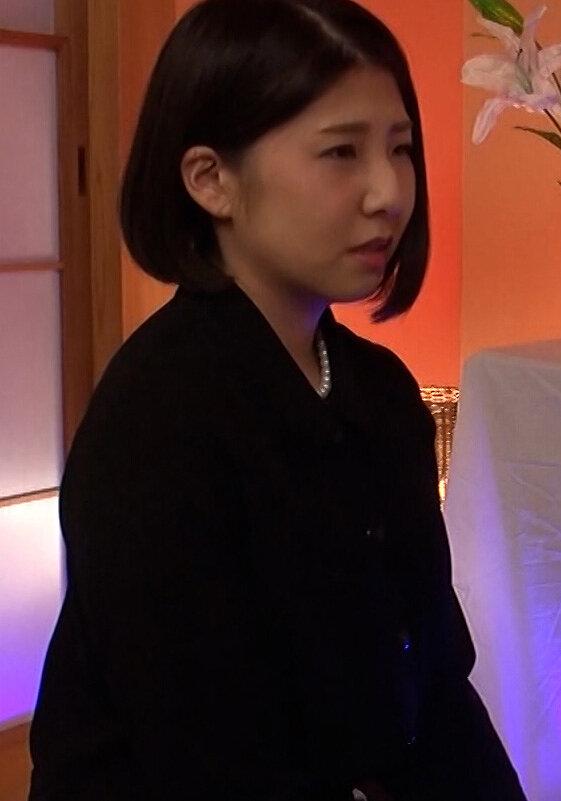 亡くなった夫の義理の童貞倅の筆おろし！遺影の前でイキまくる美しき未亡人の変態SEX！