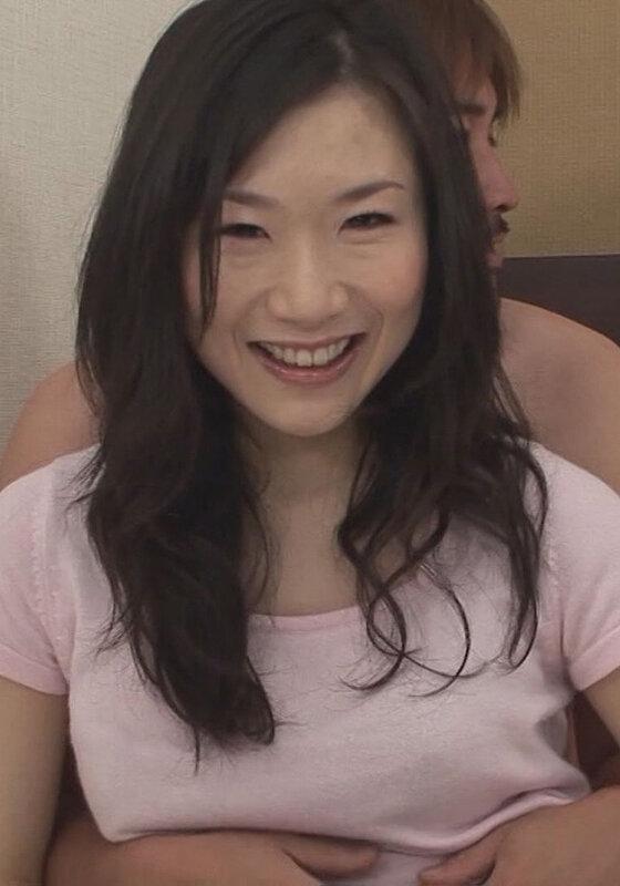 スレンダーな身体からは想像できない巨乳で黒髪の清楚系奥様が登場！玩具で身体をほぐしたら人妻の膣奥に勝手に射精しちゃいました！