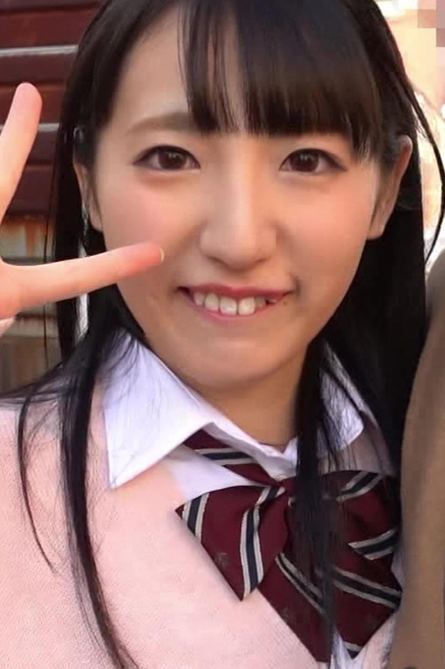 あどけない笑顔の幼い制服女子の淫乱な姿！