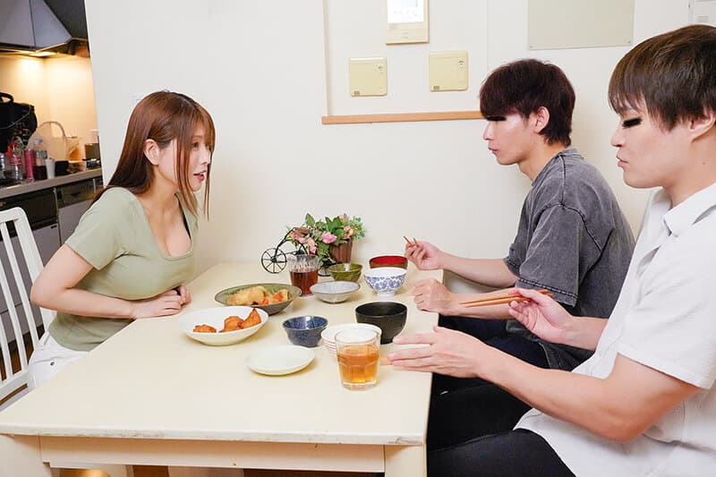 「二人だけの秘密ね...」せんずり臭い父子家庭の家族全員をデカ尻で誘惑！声が出せない状況で膣内搾精するヤリマン家政婦 サンプル画像 14