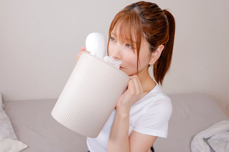 「二人だけの秘密ね...」せんずり臭い父子家庭の家族全員をデカ尻で誘惑！声が出せない状況で膣内搾精するヤリマン家政婦 サンプル画像 4