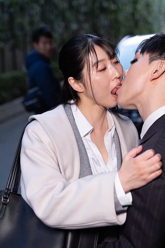 通行人は二度見する！ドラマの主人公のような不意打ち路上キスで火がついた人妻上司は浮気欲が止まらないVOL.2 サンプル画像 20