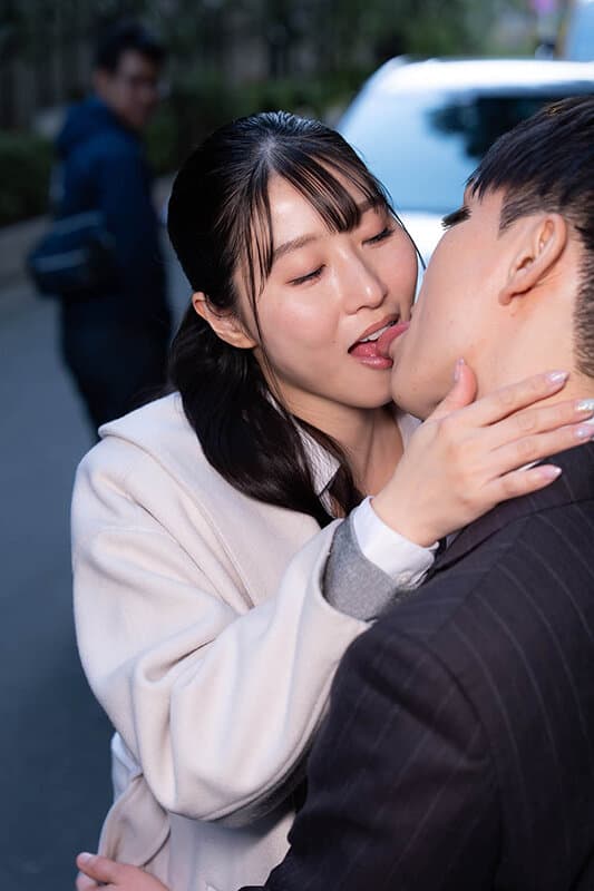 通行人は二度見する！ドラマの主人公のような不意打ち路上キスで火がついた人妻上司は浮気欲が止まらないVOL.2 サンプル画像 9
