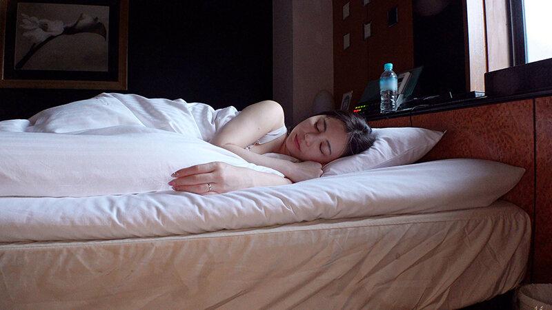 出張と嘘をついて会ってくれたバリキャリOL吉澤友貴とミッドナイトW不倫で夜から朝にかけて精飲と中出しを何度もしてお泊りすっぴん美人を独り占めした サンプル画像 15