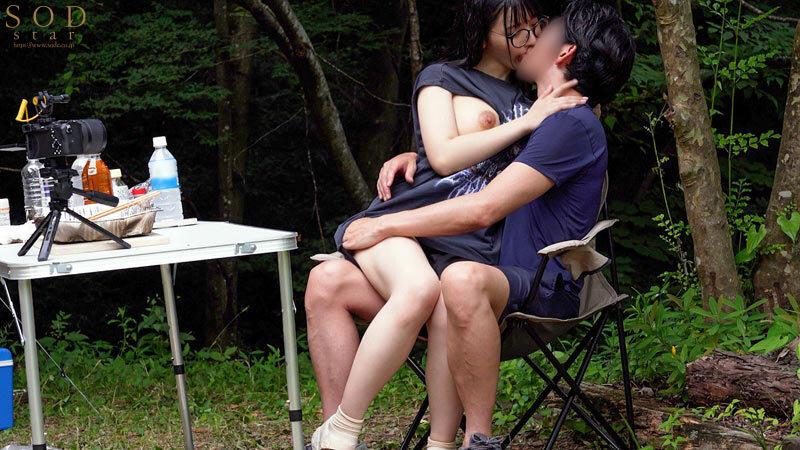 最近付き合った地味だけど隠れ巨乳な彼女と初めてのキャンプデート Tシャツからハミ出した巨乳に火が付いてしまい精子が尽きるまでめちゃくちゃセックスしまくった 彩月七緒 サンプル画像 7