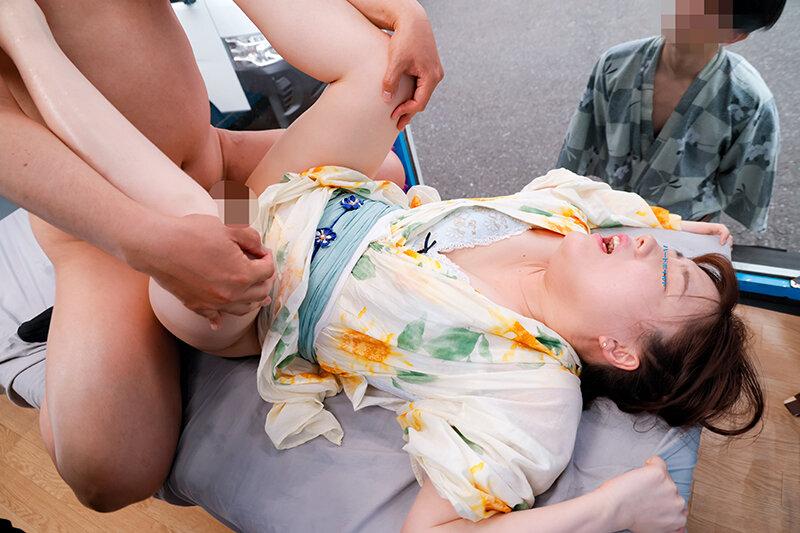 マジックミラー号ハードボイルド 浴衣カップル夏祭り！浴衣潮まみれ濡れグッチョエステ ミラー号の外に彼氏がいるのに淫乱スイッチ激押しで理性吹き飛ぶ絶頂アクメ！ サンプル画像 4