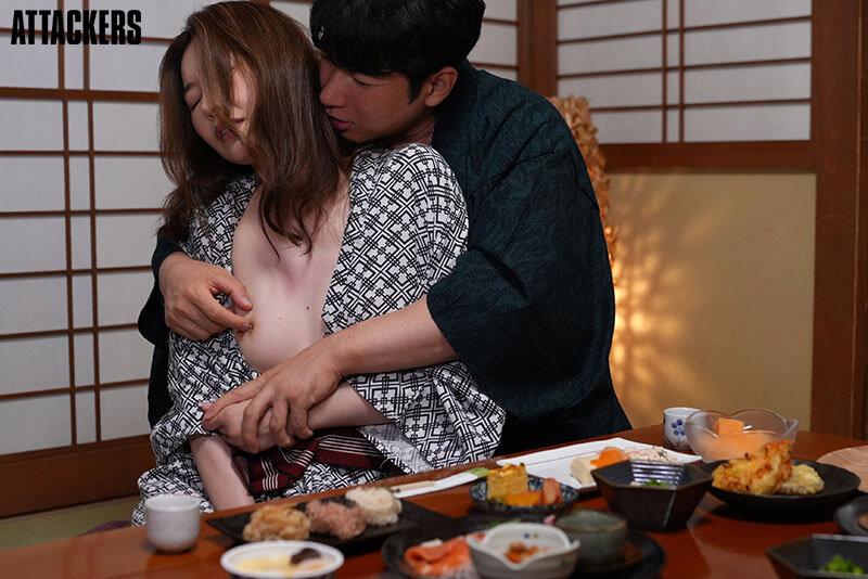 妻を差し出すか、会社をクビになるか。究極の選択を迫られ、絶倫上司に妻を差し出すしかなかった言いなり温泉旅行。 夏目彩春 サンプル画像 6