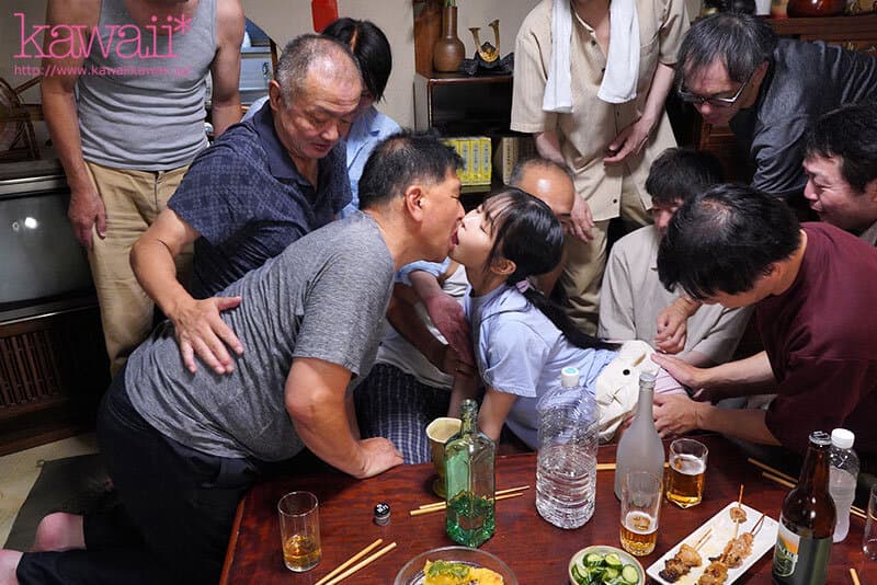 都会に疲れて田舎に逃げた美少女は村のオヤジ達に可愛がられ洗脳されてマワされた…奇妙な集落11P大乱交 ひなたなつ サンプル画像 9