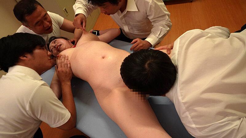 乳首こねくり失禁 敏感な乳首を開発されアヘ顔大失禁チクイキして共同便女になったJ系 小坂ひまり サンプル画像 5