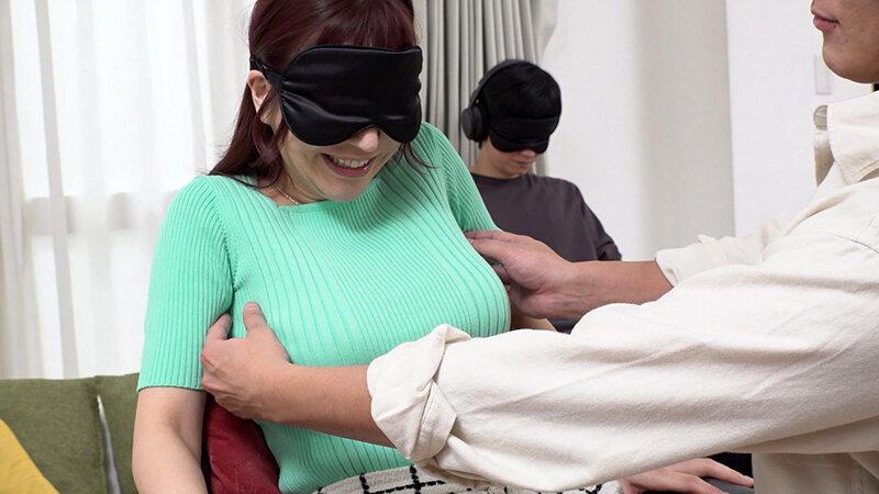 素人参加型バラエティ観察モニタリング 愛する夫の目の前で自慢の爆乳を揉みほぐされ秒で感じまくって他人男に寝取られた妻 サンプル画像 2