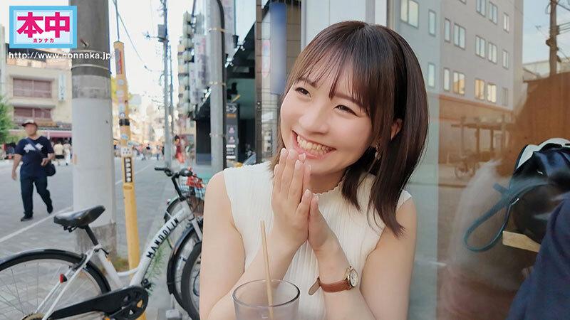 一度関係があった可愛いカフェ店員と3年ぶりに再会したら人妻になっていた。もう一度しないと誘ったら最初は断られたけど押しに弱いのは変わらずで… 1度だけの約束でホテルで朝までめちゃくちゃ中出ししまくった。初めての朝帰り不倫 東條なつ サンプル画像 1