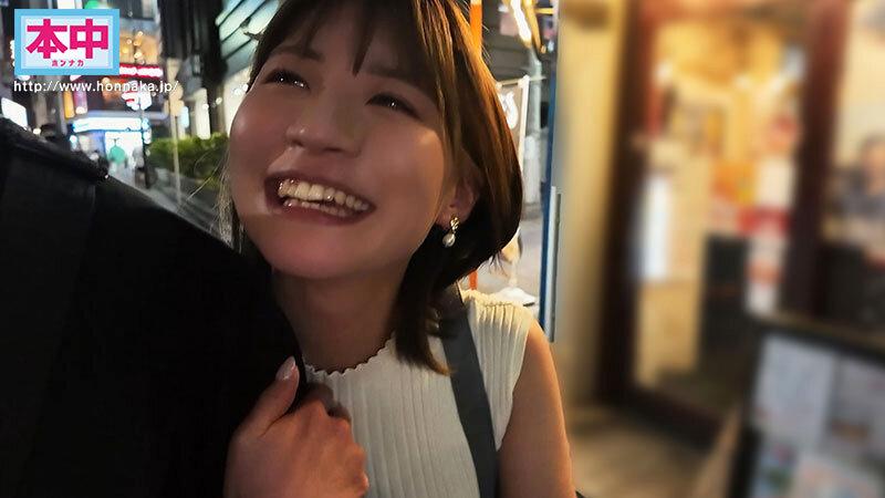 一度関係があった可愛いカフェ店員と3年ぶりに再会したら人妻になっていた。もう一度しないと誘ったら最初は断られたけど押しに弱いのは変わらずで… 1度だけの約束でホテルで朝までめちゃくちゃ中出ししまくった。初めての朝帰り不倫 東條なつ サンプル画像 2