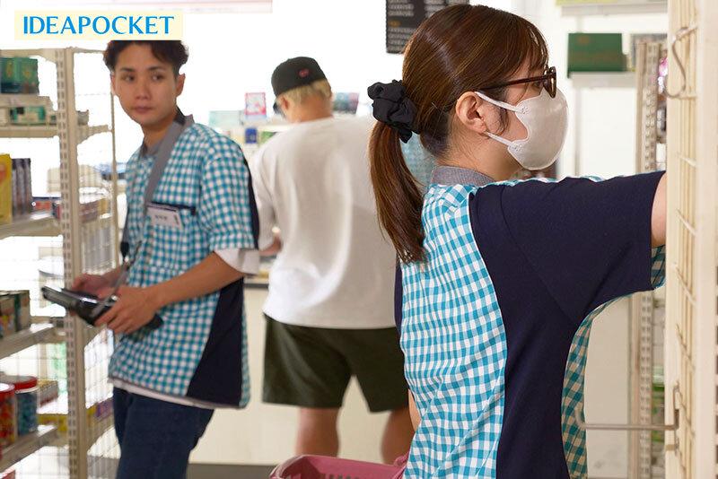 コンビニの年下バイトから女として求愛され 不倫にハマってしまった愛に飢える元タレント人妻 仲村みう サンプル画像 3