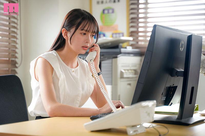 いつも強気な年下の女上司は激ピスされたがりのドMマ●コでした。 お酒に弱い女上司を介抱してベッドに寝かせたあと、無防備な腋チラとパンチラに欲情して襲ってしまうと、俺の絶倫チ○ポを「もっと…」と欲しがり、何度も何度もイキまくっていた― 幸村泉希 サンプル画像 1