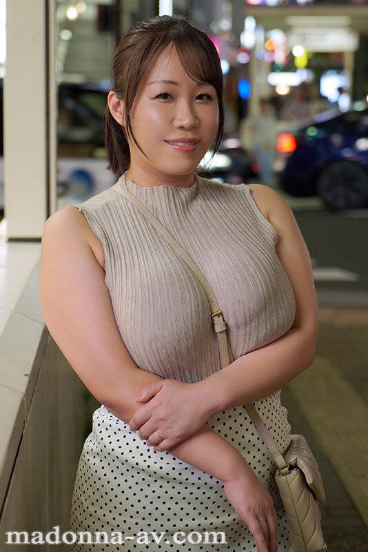 これぞ爆乳、これぞ名器―。 どんな男も3分でイキ果ててしまうLカップ人妻 豊田怜花 43歳 AV DEBUT サンプル画像 1