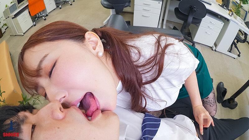 【射精管理セクハラ】残業中のオフィスで二人きり、変態M男開発モデルに抜擢された新人部下ち○ぽを何度もスローな射精コントロールでもてあそぶ人妻女痴上司 波多野結衣 サンプル画像 15