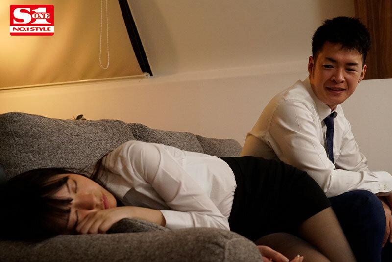 相部屋NTR 仙台から上京してきた純朴新入社員が絶倫上司に仕組まれ朝から晩まで不倫セックスでイカされ続けた出張先の夜 浅野こころ サンプル画像 9