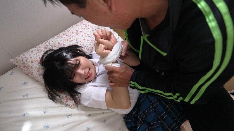 引きこもり女子校生と逃亡犯、静寂の中で始まる歪なマゾ調教 虹村ゆみ サンプル画像 2